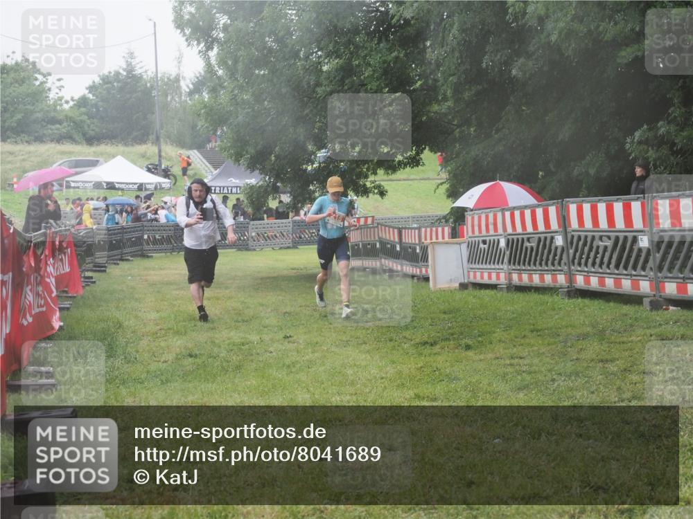 21.06.2025 - 27. Vierlanden-Triathlon KatJ http://msf.ph/oto/8041689 15.06.2025 14:35:28 Ziel 215 meine-sportfotos.de