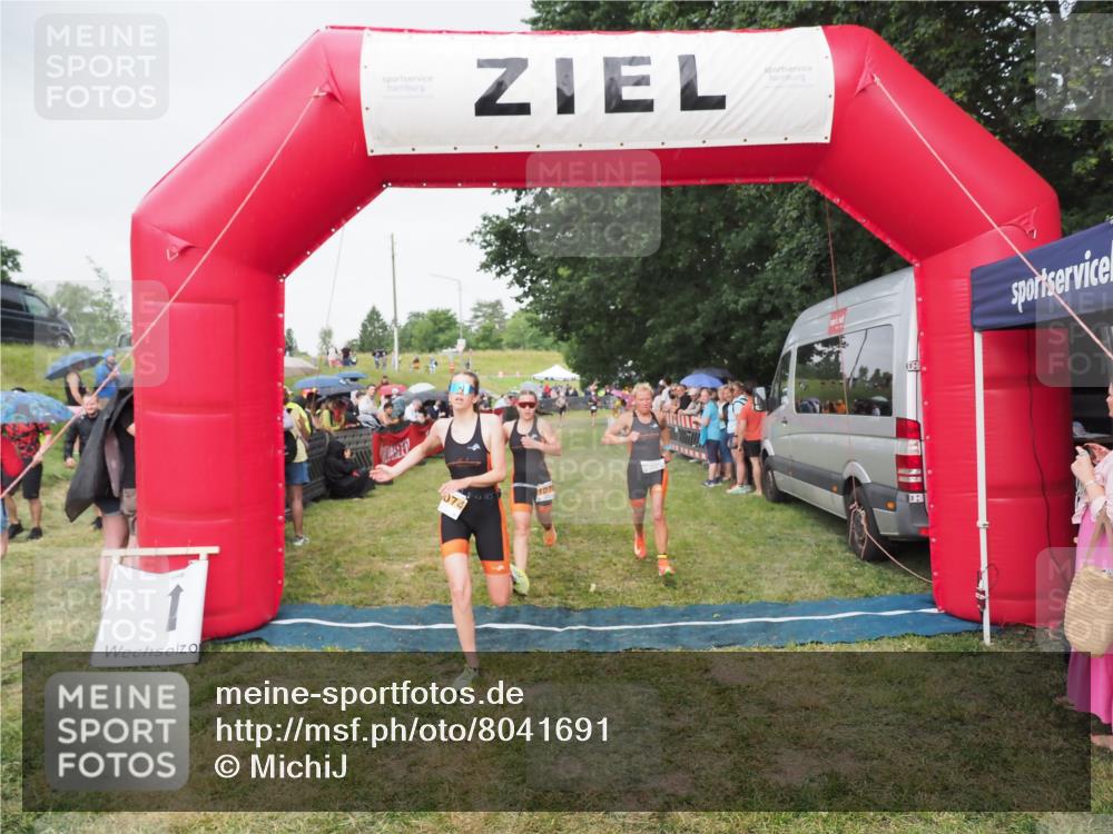 21.06.2025 - 27. Vierlanden-Triathlon MichiJ http://msf.ph/oto/8041691 15.06.2026 13:30:52 Ziel 1073, 1074, 1075 meine-sportfotos.de