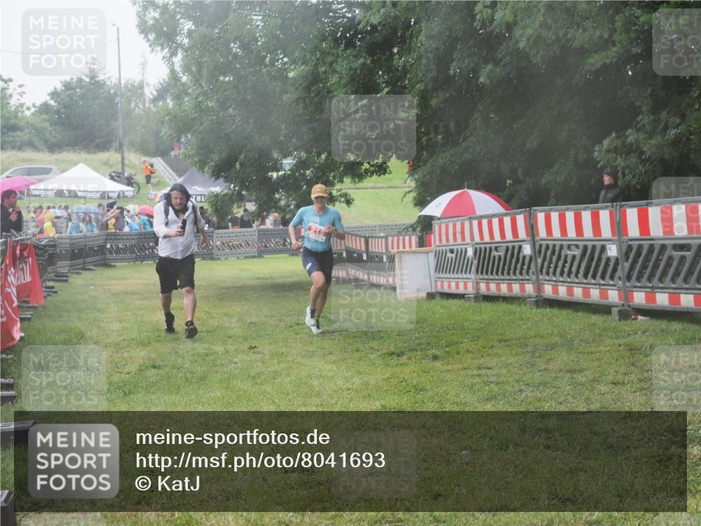21.06.2025 - 27. Vierlanden-Triathlon KatJ http://msf.ph/oto/8041693 15.06.2025 14:35:28 Ziel 215 meine-sportfotos.de