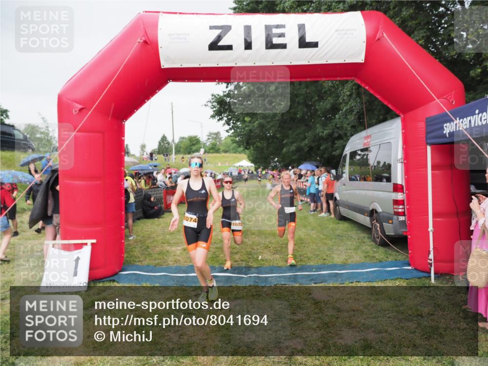 21.06.2025 - 27. Vierlanden-Triathlon MichiJ http://msf.ph/oto/8041694 15.06.2026 13:30:52 Ziel 1073, 1074, 1075 meine-sportfotos.de