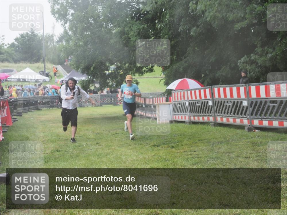 21.06.2025 - 27. Vierlanden-Triathlon KatJ http://msf.ph/oto/8041696 15.06.2025 14:35:28 Ziel 215 meine-sportfotos.de