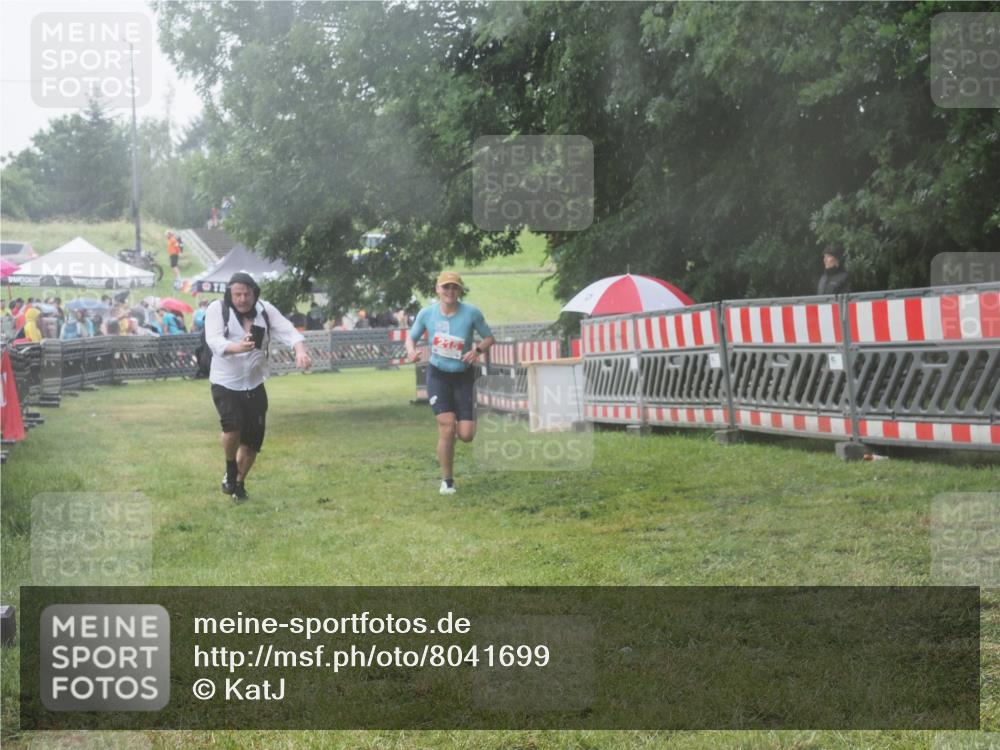 21.06.2025 - 27. Vierlanden-Triathlon KatJ http://msf.ph/oto/8041699 15.06.2025 14:35:28 Ziel 215 meine-sportfotos.de