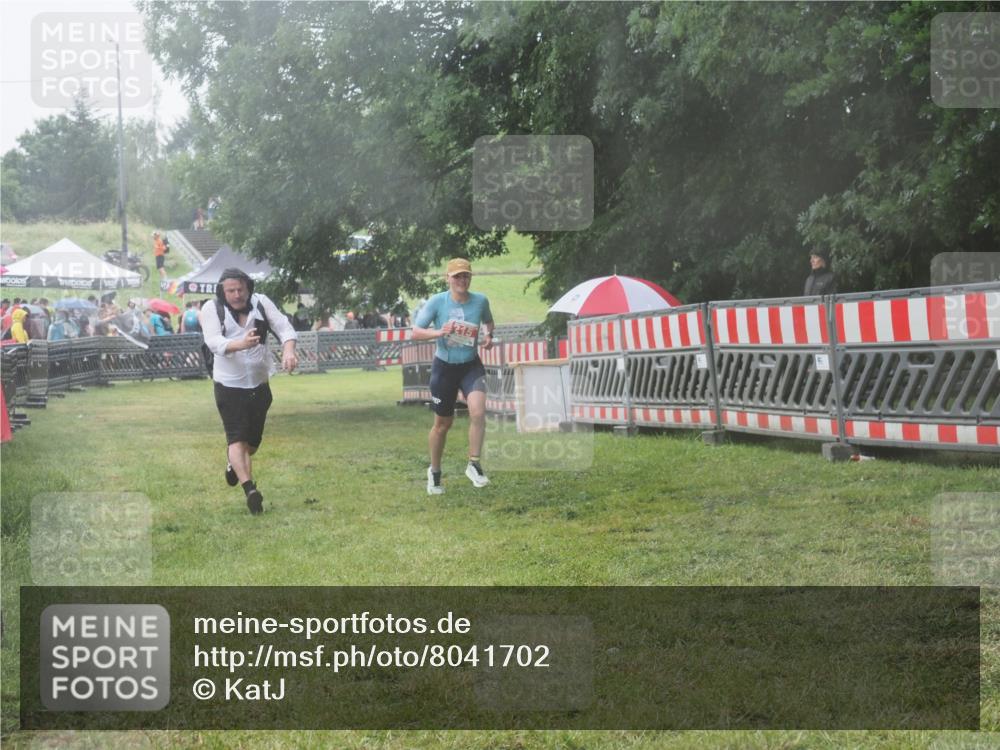21.06.2025 - 27. Vierlanden-Triathlon KatJ http://msf.ph/oto/8041702 15.06.2025 14:35:28 Ziel 215 meine-sportfotos.de