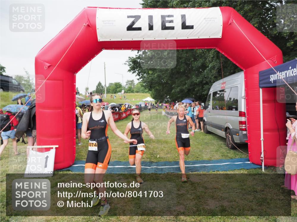 21.06.2025 - 27. Vierlanden-Triathlon MichiJ http://msf.ph/oto/8041703 15.06.2026 13:30:52 Ziel 1073, 1074, 1075 meine-sportfotos.de