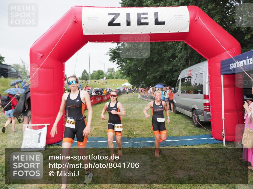 21.06.2025 - 27. Vierlanden-Triathlon MichiJ http://msf.ph/oto/8041706 15.06.2026 13:30:52 Ziel 1073, 1074, 1075 meine-sportfotos.de