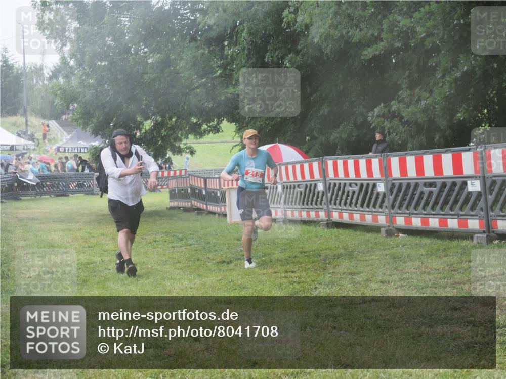 21.06.2025 - 27. Vierlanden-Triathlon KatJ http://msf.ph/oto/8041708 15.06.2025 14:35:29 Ziel 215 meine-sportfotos.de