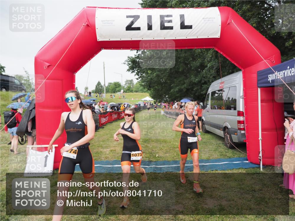21.06.2025 - 27. Vierlanden-Triathlon MichiJ http://msf.ph/oto/8041710 15.06.2026 13:30:53 Ziel 1073, 1074, 1075 meine-sportfotos.de