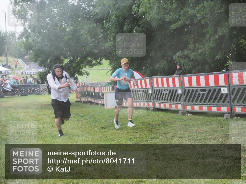 21.06.2025 - 27. Vierlanden-Triathlon KatJ http://msf.ph/oto/8041711 15.06.2025 14:35:29 Ziel 215 meine-sportfotos.de