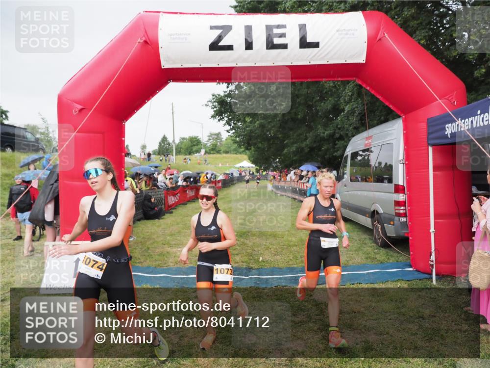 21.06.2025 - 27. Vierlanden-Triathlon MichiJ http://msf.ph/oto/8041712 15.06.2026 13:30:53 Ziel 1073, 1074, 1075 meine-sportfotos.de