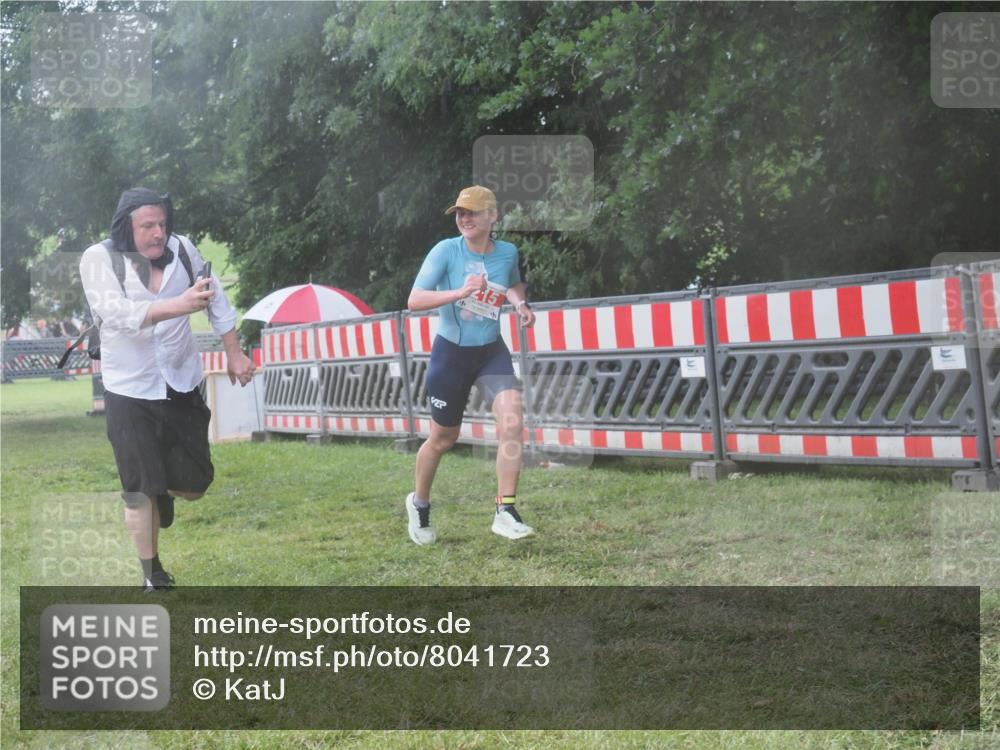 21.06.2025 - 27. Vierlanden-Triathlon KatJ http://msf.ph/oto/8041723 15.06.2025 14:35:30 Ziel 215 meine-sportfotos.de