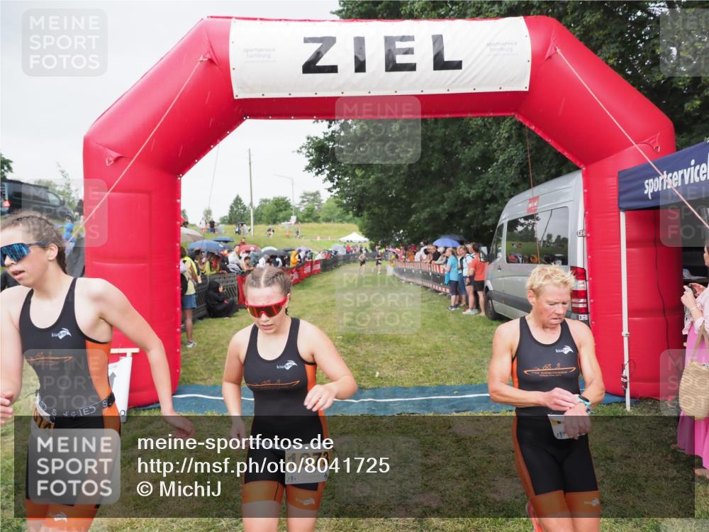 21.06.2025 - 27. Vierlanden-Triathlon MichiJ http://msf.ph/oto/8041725 15.06.2026 13:30:53 Ziel 1073, 1074, 1075 meine-sportfotos.de
