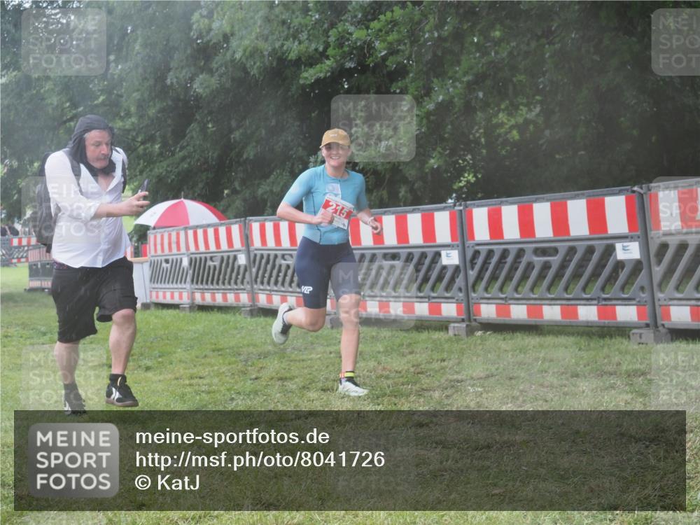 21.06.2025 - 27. Vierlanden-Triathlon KatJ http://msf.ph/oto/8041726 15.06.2025 14:35:30 Ziel 215 meine-sportfotos.de
