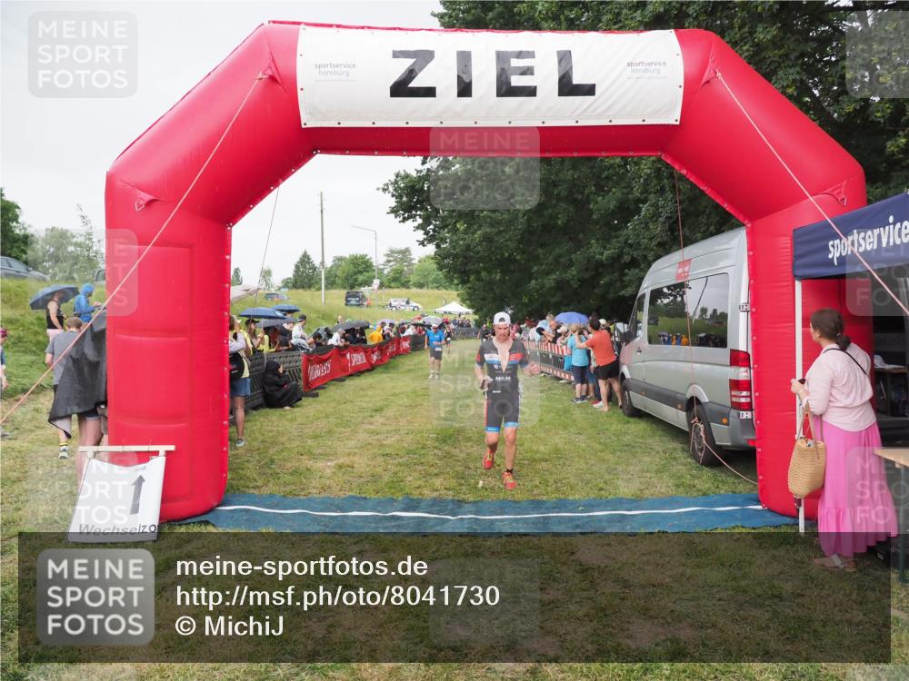 21.06.2025 - 27. Vierlanden-Triathlon MichiJ http://msf.ph/oto/8041730 15.06.2026 13:31:33 Ziel 847, 968 meine-sportfotos.de