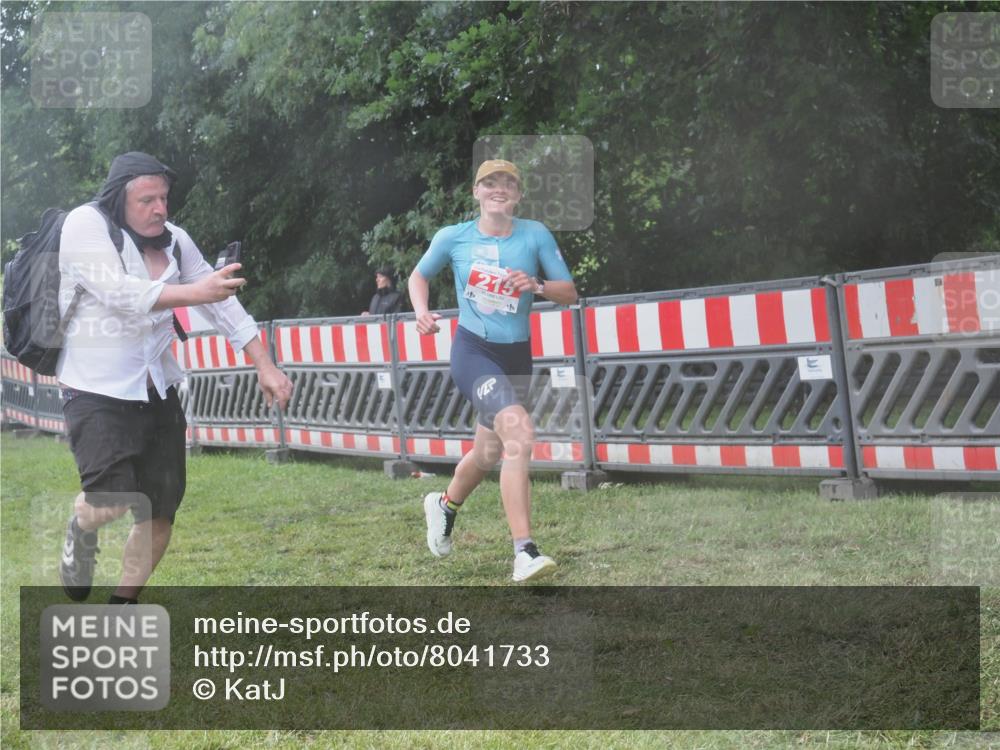 21.06.2025 - 27. Vierlanden-Triathlon KatJ http://msf.ph/oto/8041733 15.06.2025 14:35:30 Ziel 215 meine-sportfotos.de