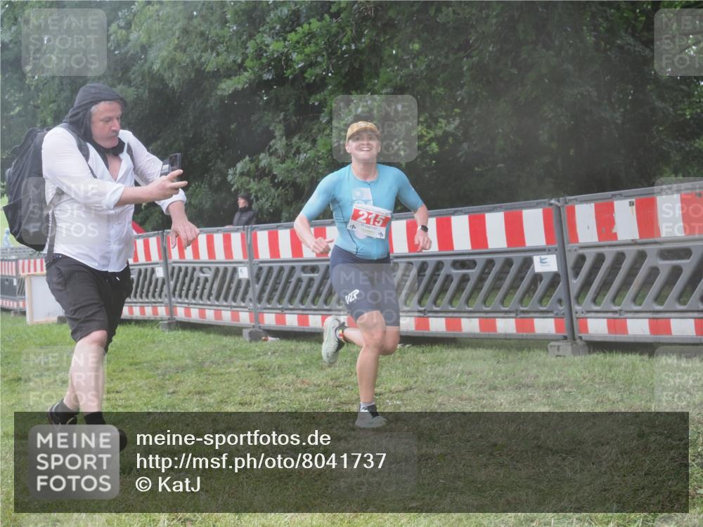 21.06.2025 - 27. Vierlanden-Triathlon KatJ http://msf.ph/oto/8041737 15.06.2025 14:35:30 Ziel 215 meine-sportfotos.de