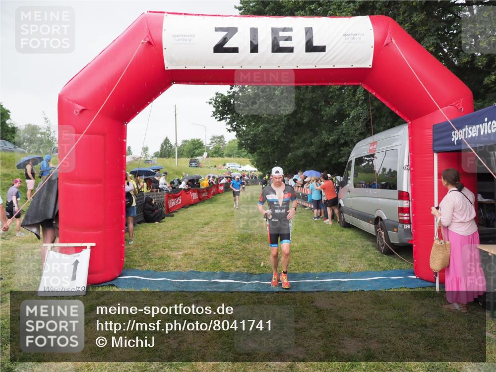 21.06.2025 - 27. Vierlanden-Triathlon MichiJ http://msf.ph/oto/8041741 15.06.2026 13:31:33 Ziel 847, 968 meine-sportfotos.de