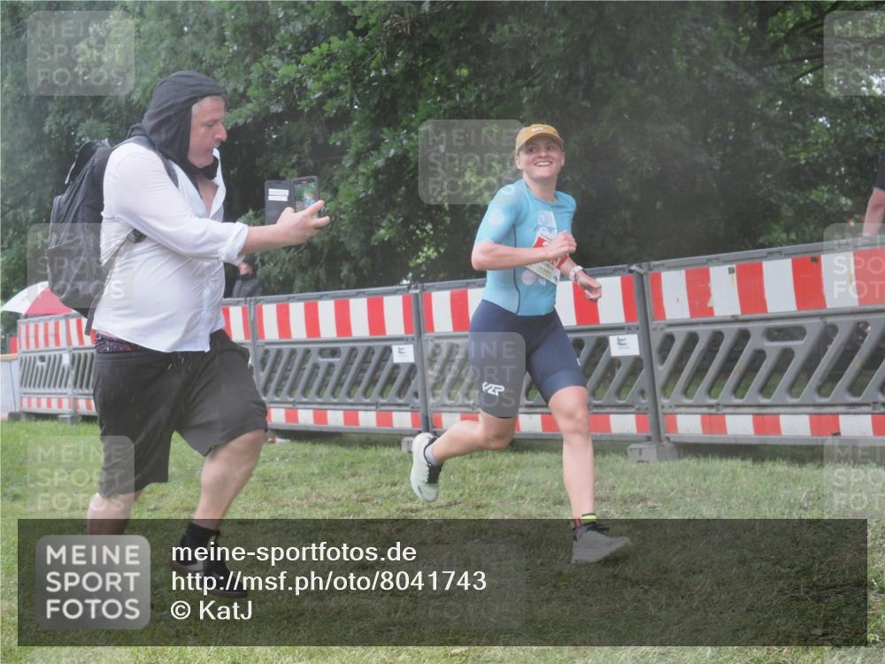 21.06.2025 - 27. Vierlanden-Triathlon KatJ http://msf.ph/oto/8041743 15.06.2025 14:35:30 Ziel 215 meine-sportfotos.de