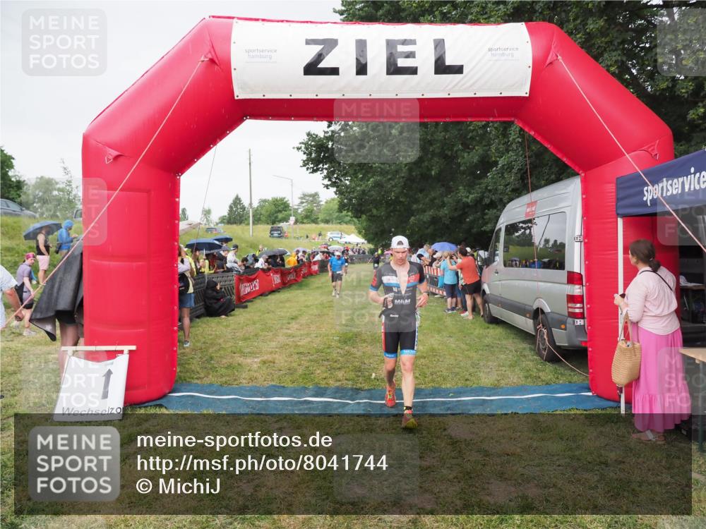21.06.2025 - 27. Vierlanden-Triathlon MichiJ http://msf.ph/oto/8041744 15.06.2026 13:31:33 Ziel 847, 968 meine-sportfotos.de