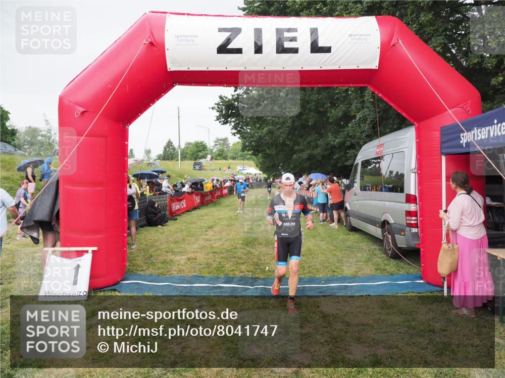 21.06.2025 - 27. Vierlanden-Triathlon MichiJ http://msf.ph/oto/8041747 15.06.2026 13:31:33 Ziel 847, 968 meine-sportfotos.de