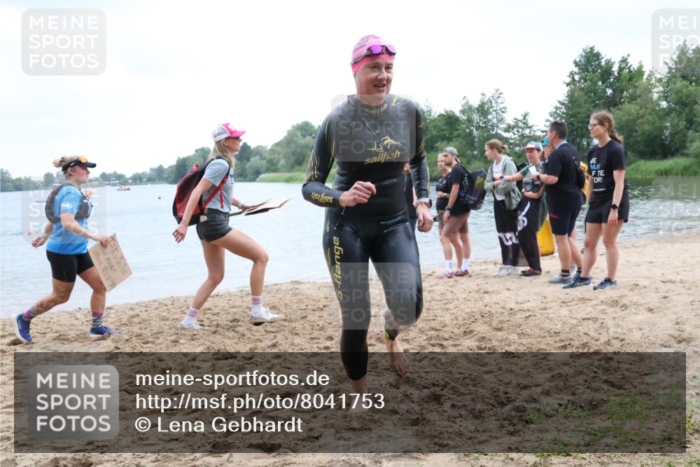21.06.2025 - 27. Vierlanden-Triathlon Lena Gebhardt http://msf.ph/oto/8041753 15.06.2025 13:08:32 Schwimmen 1168, 1176, 1229 meine-sportfotos.de