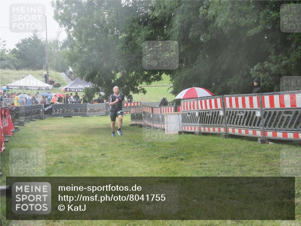 21.06.2025 - 27. Vierlanden-Triathlon KatJ http://msf.ph/oto/8041755 15.06.2025 14:36:18 Ziel 1290 meine-sportfotos.de