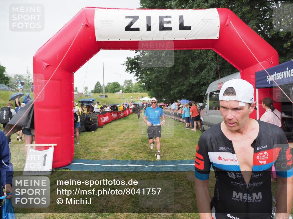 21.06.2025 - 27. Vierlanden-Triathlon MichiJ http://msf.ph/oto/8041757 15.06.2026 13:31:37 Ziel 799, 847, 968 meine-sportfotos.de