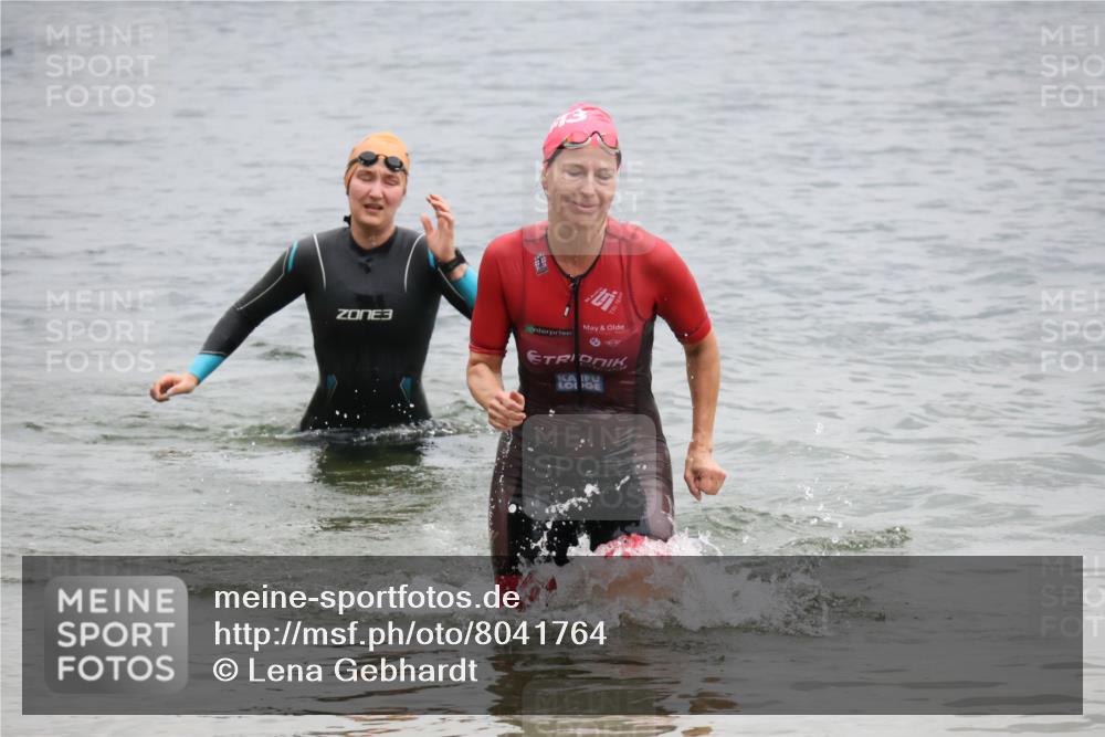 21.06.2025 - 27. Vierlanden-Triathlon Lena Gebhardt http://msf.ph/oto/8041764 15.06.2025 13:08:51 Schwimmen 1181, 1184, 1199 meine-sportfotos.de