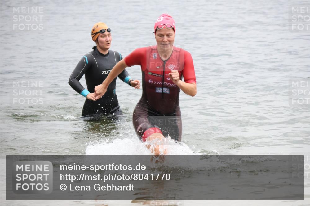 21.06.2025 - 27. Vierlanden-Triathlon Lena Gebhardt http://msf.ph/oto/8041770 15.06.2025 13:08:51 Schwimmen 1181, 1184, 1199 meine-sportfotos.de
