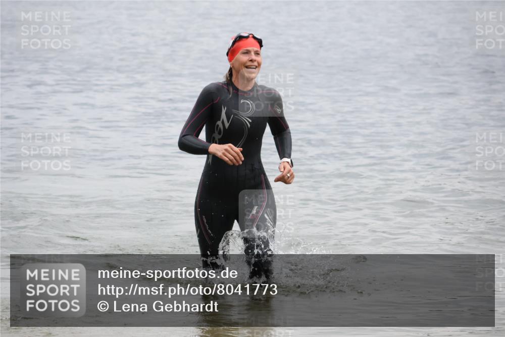 21.06.2025 - 27. Vierlanden-Triathlon Lena Gebhardt http://msf.ph/oto/8041773 15.06.2025 13:08:52 Schwimmen 1181, 1184, 1199 meine-sportfotos.de
