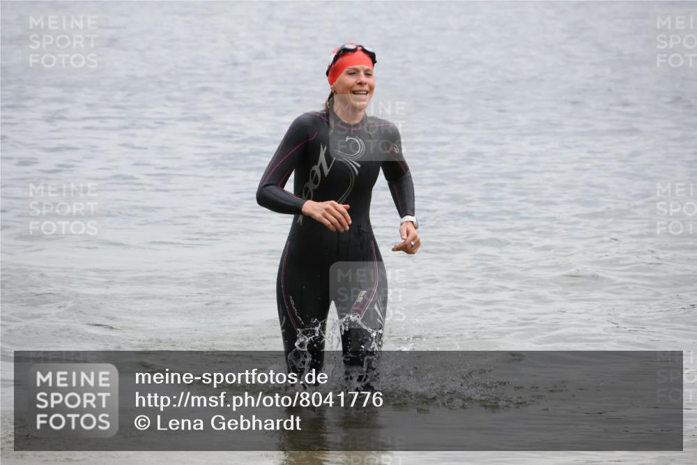 21.06.2025 - 27. Vierlanden-Triathlon Lena Gebhardt http://msf.ph/oto/8041776 15.06.2025 13:08:52 Schwimmen 1181, 1184, 1199 meine-sportfotos.de