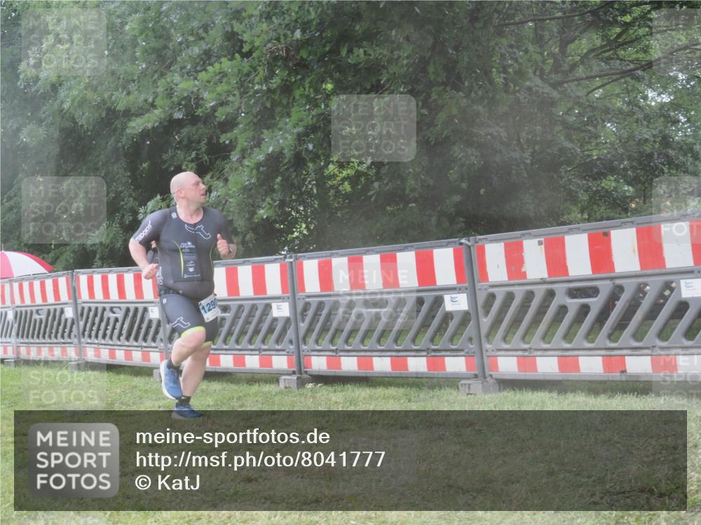 21.06.2025 - 27. Vierlanden-Triathlon KatJ http://msf.ph/oto/8041777 15.06.2025 14:36:21 Ziel 1290 meine-sportfotos.de