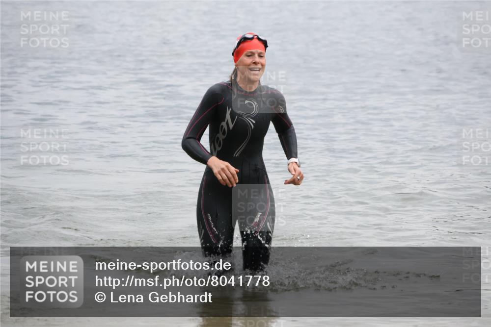 21.06.2025 - 27. Vierlanden-Triathlon Lena Gebhardt http://msf.ph/oto/8041778 15.06.2025 13:08:52 Schwimmen 1181, 1184, 1199 meine-sportfotos.de