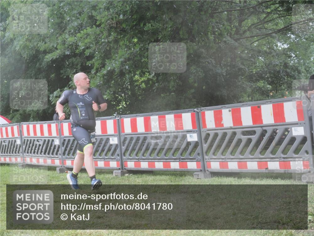 21.06.2025 - 27. Vierlanden-Triathlon KatJ http://msf.ph/oto/8041780 15.06.2025 14:36:21 Ziel 1290 meine-sportfotos.de