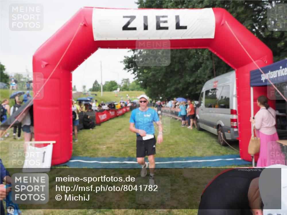 21.06.2025 - 27. Vierlanden-Triathlon MichiJ http://msf.ph/oto/8041782 15.06.2026 13:31:38 Ziel 799, 847, 968 meine-sportfotos.de