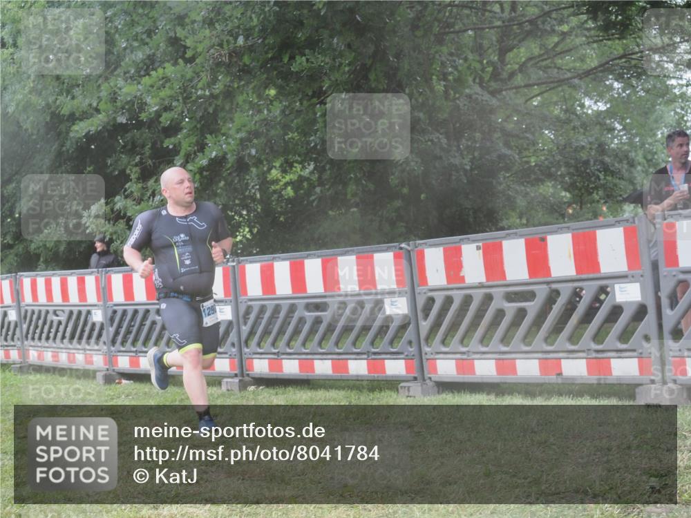 21.06.2025 - 27. Vierlanden-Triathlon KatJ http://msf.ph/oto/8041784 15.06.2025 14:36:21 Ziel 1290 meine-sportfotos.de