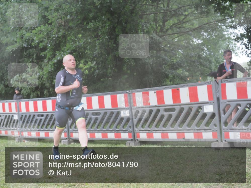 21.06.2025 - 27. Vierlanden-Triathlon KatJ http://msf.ph/oto/8041790 15.06.2025 14:36:21 Ziel 1290 meine-sportfotos.de