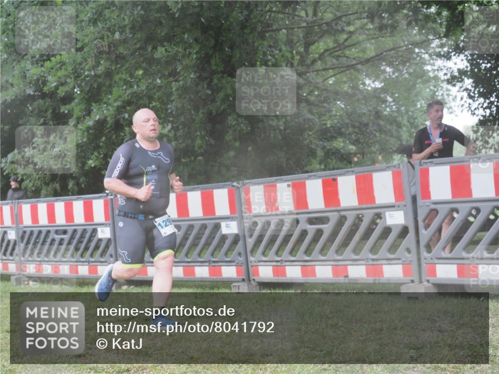 21.06.2025 - 27. Vierlanden-Triathlon KatJ http://msf.ph/oto/8041792 15.06.2025 14:36:22 Ziel 1290 meine-sportfotos.de