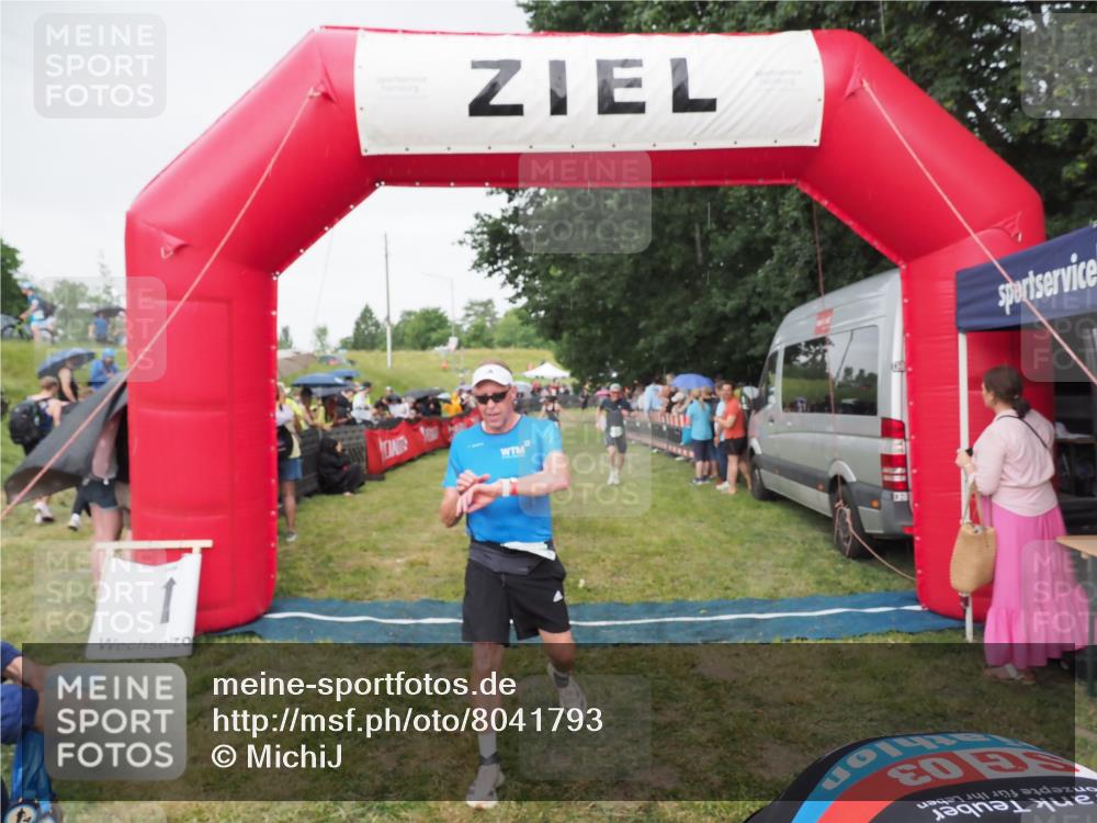 21.06.2025 - 27. Vierlanden-Triathlon MichiJ http://msf.ph/oto/8041793 15.06.2026 13:31:38 Ziel 799, 847, 968 meine-sportfotos.de