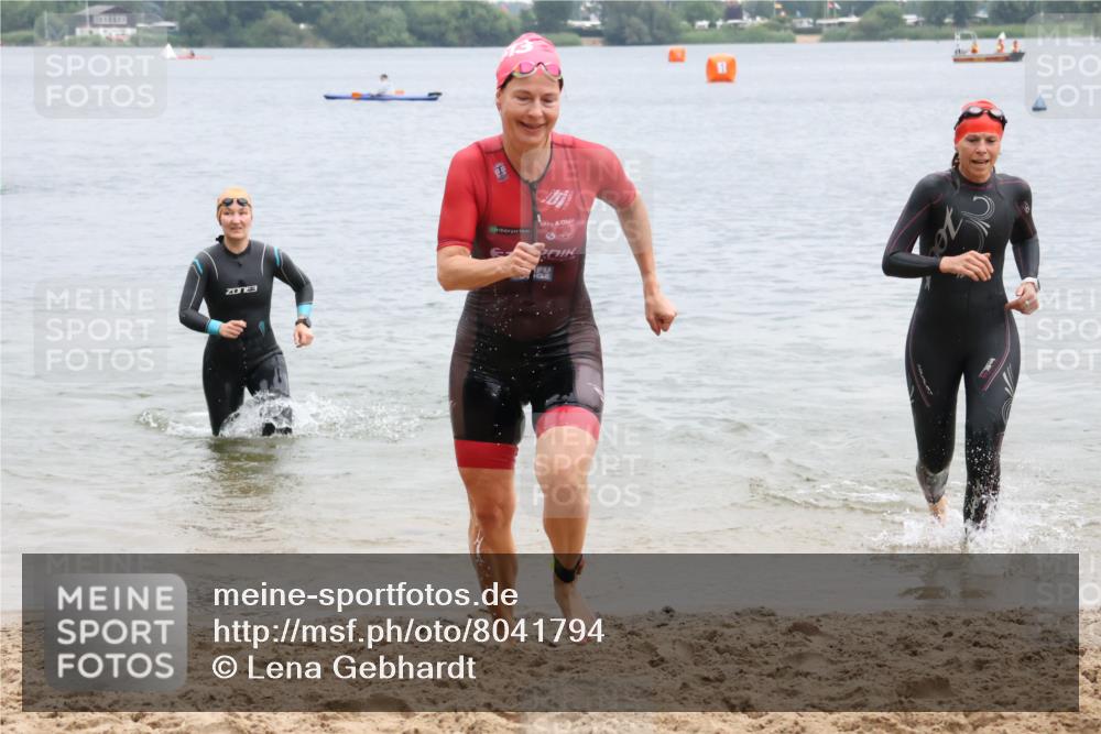 21.06.2025 - 27. Vierlanden-Triathlon Lena Gebhardt http://msf.ph/oto/8041794 15.06.2025 13:08:54 Schwimmen 1181, 1184, 1199 meine-sportfotos.de