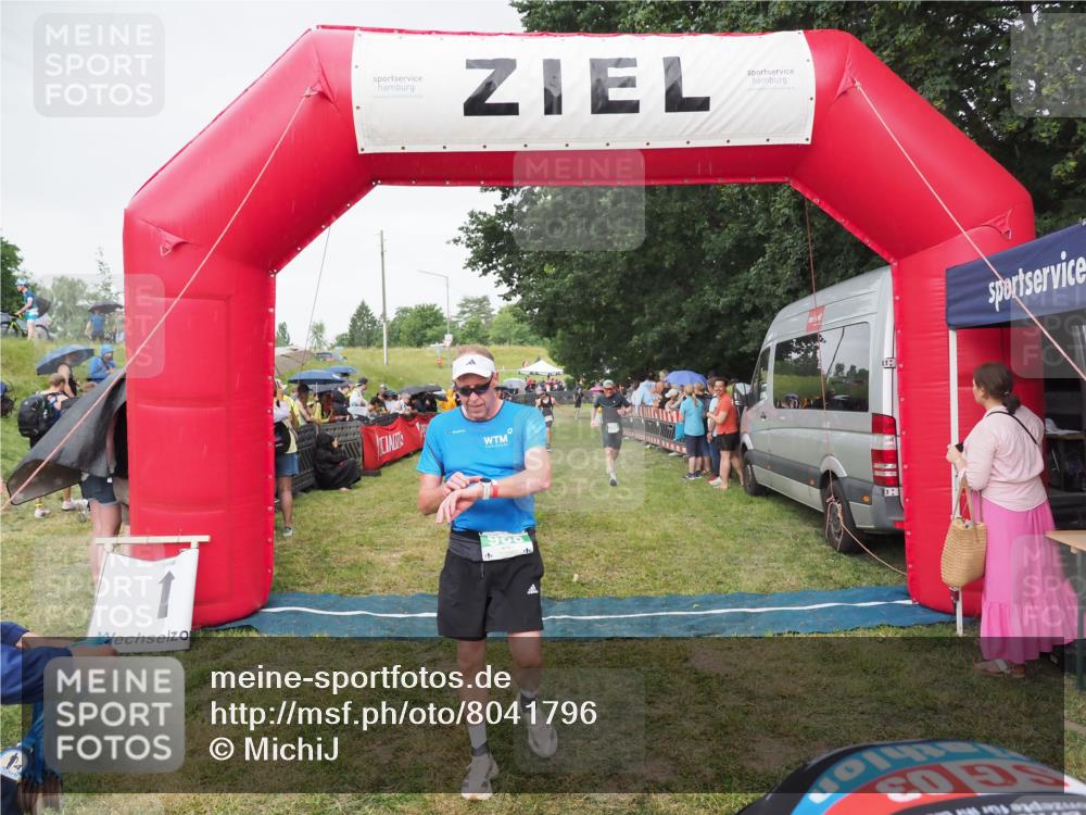 21.06.2025 - 27. Vierlanden-Triathlon MichiJ http://msf.ph/oto/8041796 15.06.2026 13:31:38 Ziel 799, 847, 968 meine-sportfotos.de