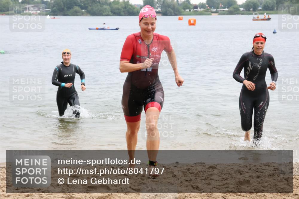 21.06.2025 - 27. Vierlanden-Triathlon Lena Gebhardt http://msf.ph/oto/8041797 15.06.2025 13:08:54 Schwimmen 1181, 1184, 1199 meine-sportfotos.de