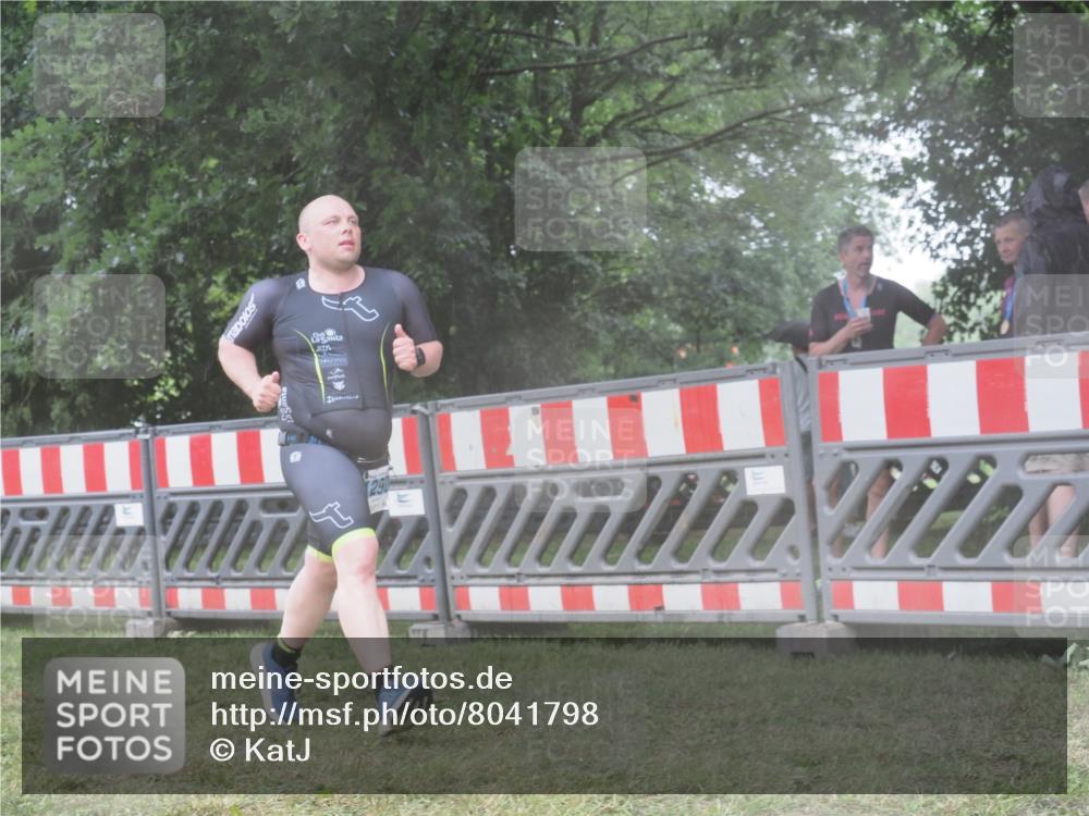 21.06.2025 - 27. Vierlanden-Triathlon KatJ http://msf.ph/oto/8041798 15.06.2025 14:36:22 Ziel 1290 meine-sportfotos.de