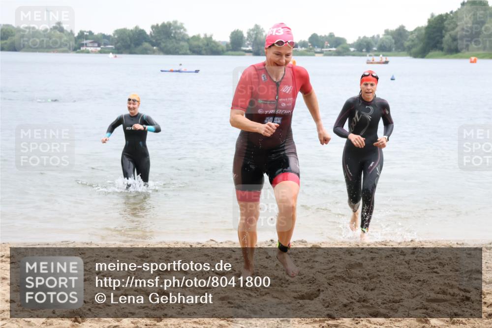 21.06.2025 - 27. Vierlanden-Triathlon Lena Gebhardt http://msf.ph/oto/8041800 15.06.2025 13:08:55 Schwimmen 1181, 1184, 1199 meine-sportfotos.de