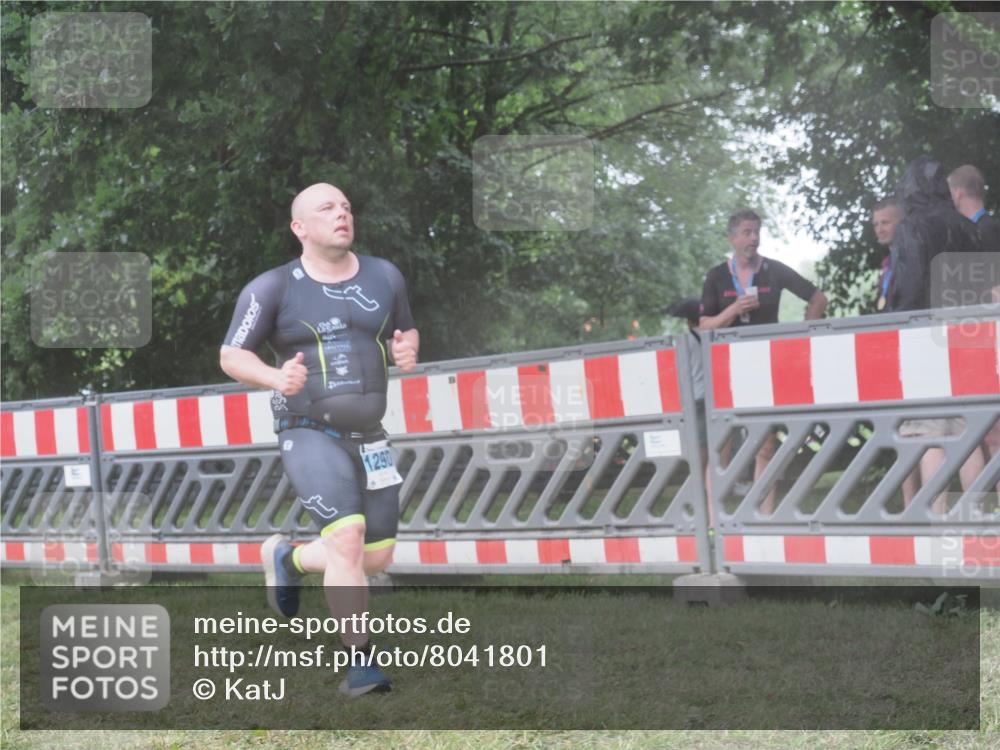 21.06.2025 - 27. Vierlanden-Triathlon KatJ http://msf.ph/oto/8041801 15.06.2025 14:36:22 Ziel 1290 meine-sportfotos.de