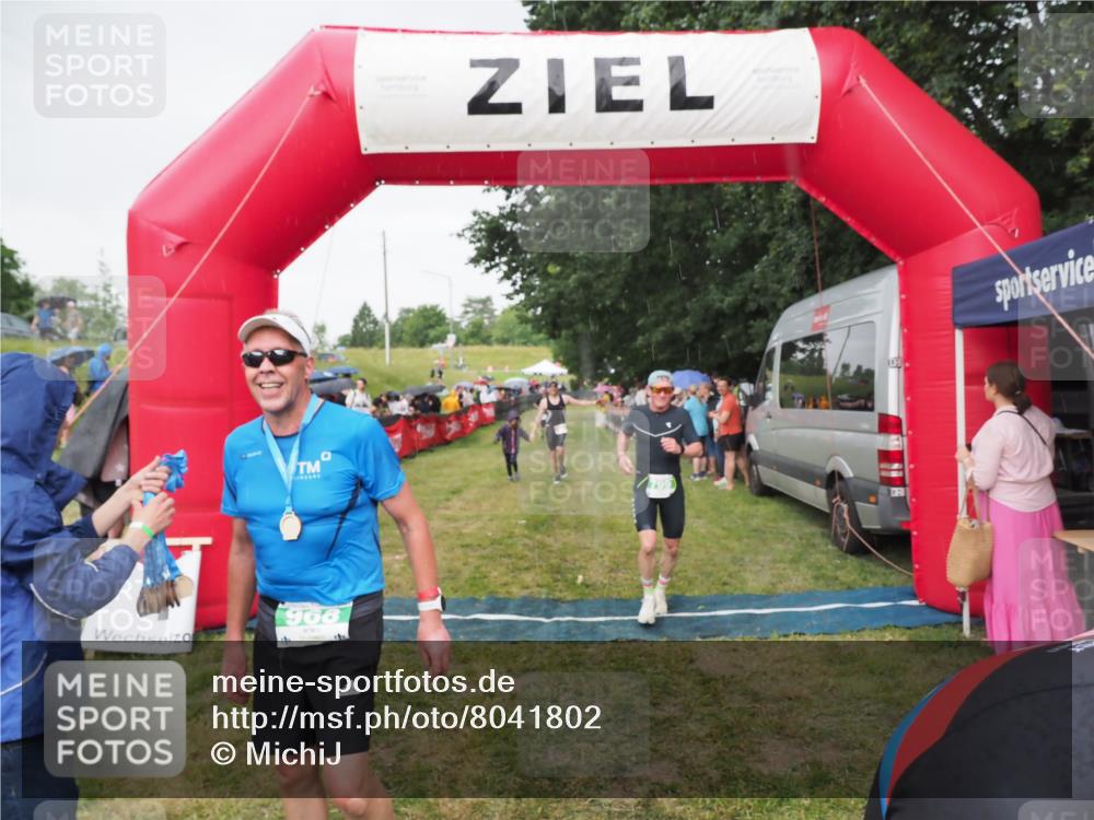 21.06.2025 - 27. Vierlanden-Triathlon MichiJ http://msf.ph/oto/8041802 15.06.2026 13:31:41 Ziel 161, 799, 968 meine-sportfotos.de