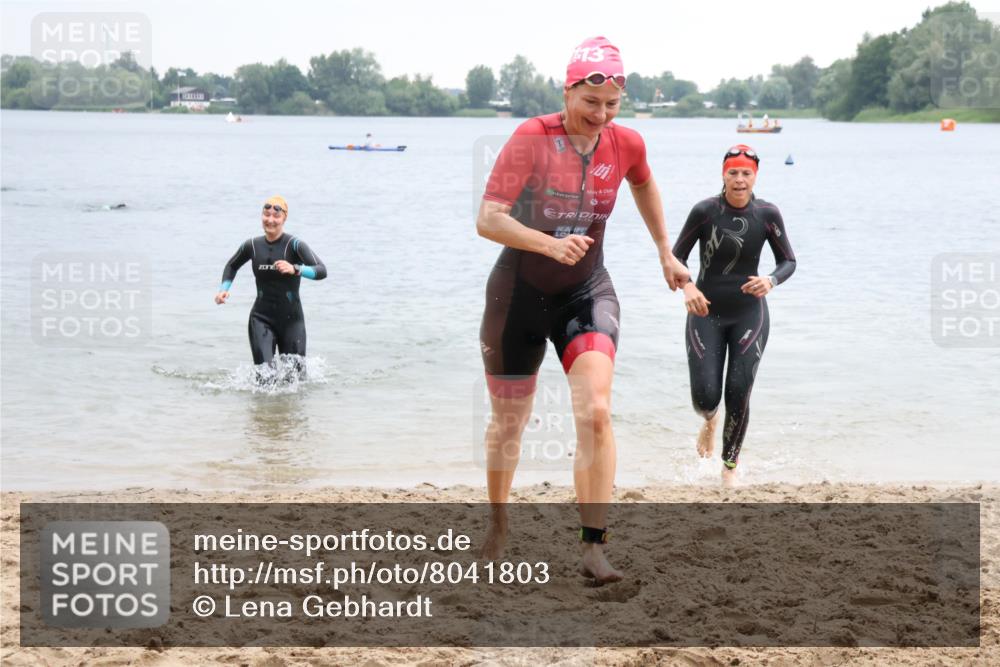 21.06.2025 - 27. Vierlanden-Triathlon Lena Gebhardt http://msf.ph/oto/8041803 15.06.2025 13:08:55 Schwimmen 1181, 1184, 1199 meine-sportfotos.de