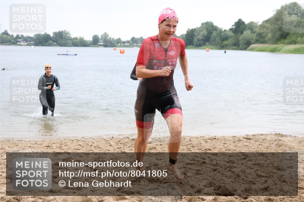 21.06.2025 - 27. Vierlanden-Triathlon Lena Gebhardt http://msf.ph/oto/8041805 15.06.2025 13:08:56 Schwimmen 1181, 1184, 1199 meine-sportfotos.de