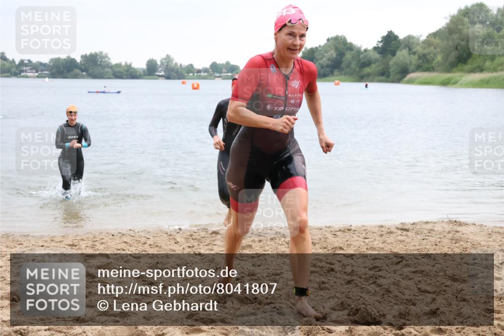 21.06.2025 - 27. Vierlanden-Triathlon Lena Gebhardt http://msf.ph/oto/8041807 15.06.2025 13:08:56 Schwimmen 1181, 1184, 1199 meine-sportfotos.de