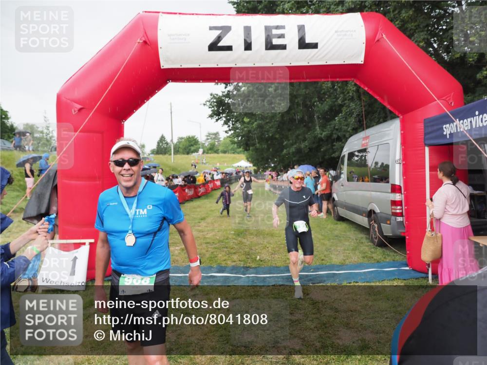 21.06.2025 - 27. Vierlanden-Triathlon MichiJ http://msf.ph/oto/8041808 15.06.2026 13:31:41 Ziel 161, 799, 968 meine-sportfotos.de