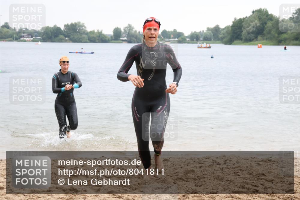 21.06.2025 - 27. Vierlanden-Triathlon Lena Gebhardt http://msf.ph/oto/8041811 15.06.2025 13:08:57 Schwimmen 1181, 1184, 1199 meine-sportfotos.de
